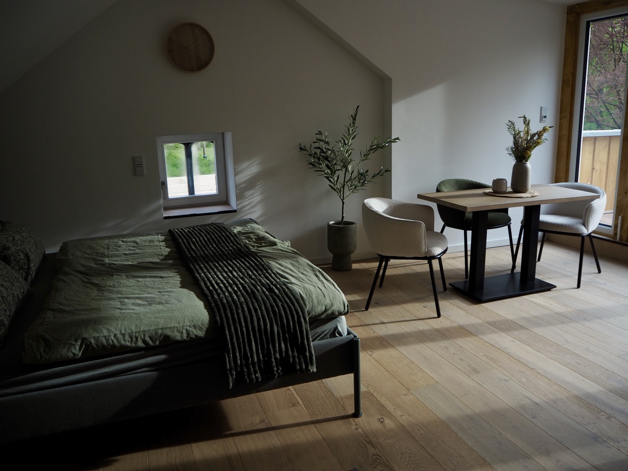 Wohnbereich mit Doppelbett und Essbereich